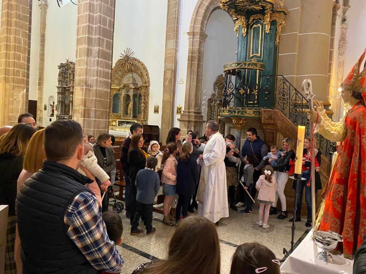 Presentación de los niños a la Virgen en la celebración de La Candelaria. 