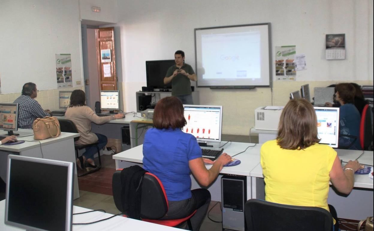 Usuarios participante en un Taller de formación en el NCC de Jerez.