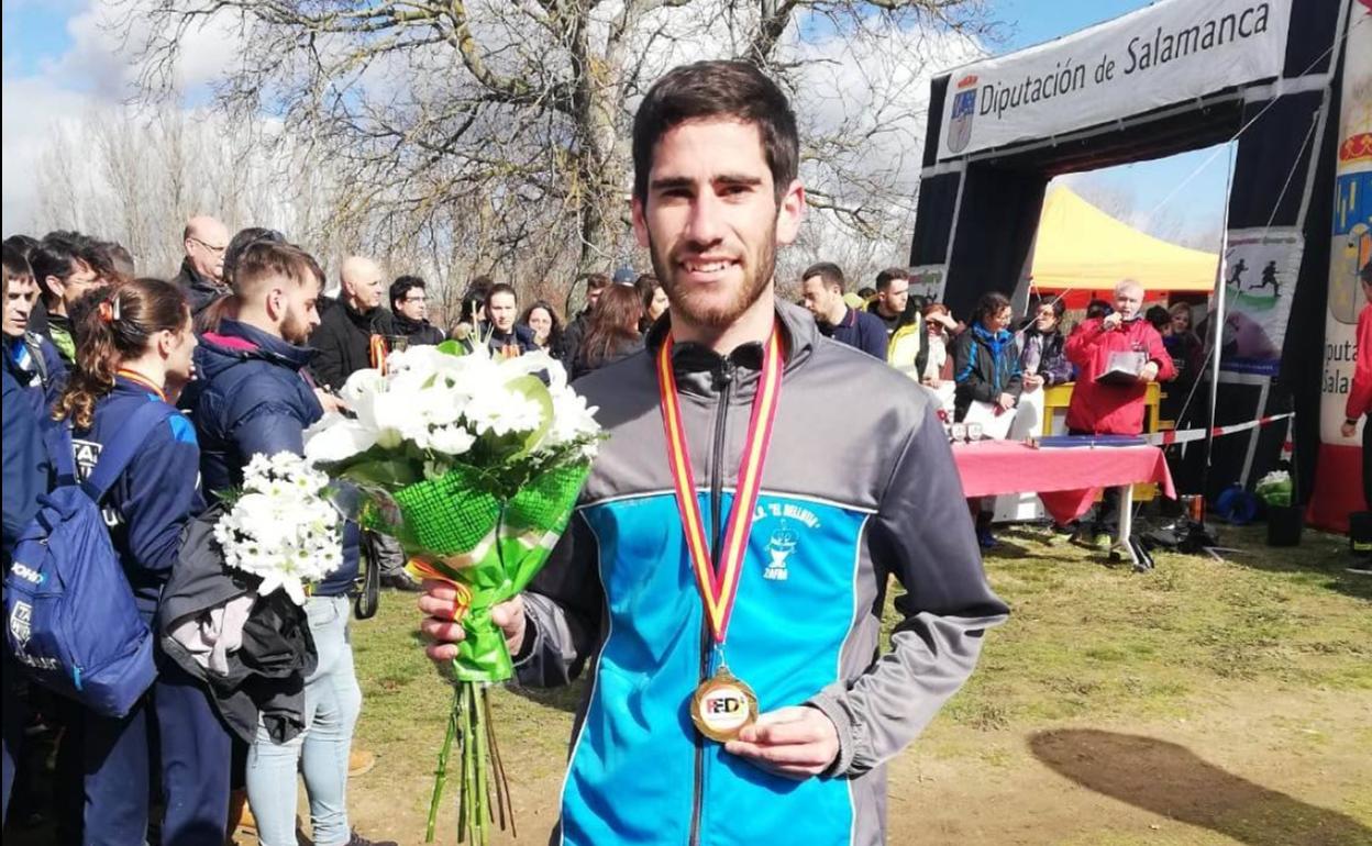 Manuel Gómez Lucas, con su flamante medalla de Campeón de España de Campo a través.