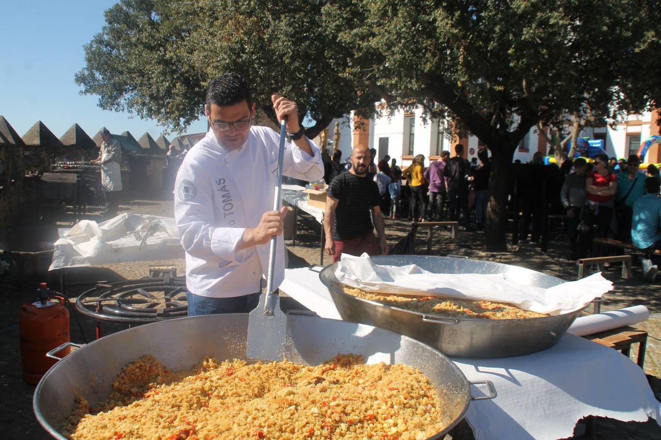 El cocinero jerezano Tomás Carbonero elaborando unas deliciosas migas.