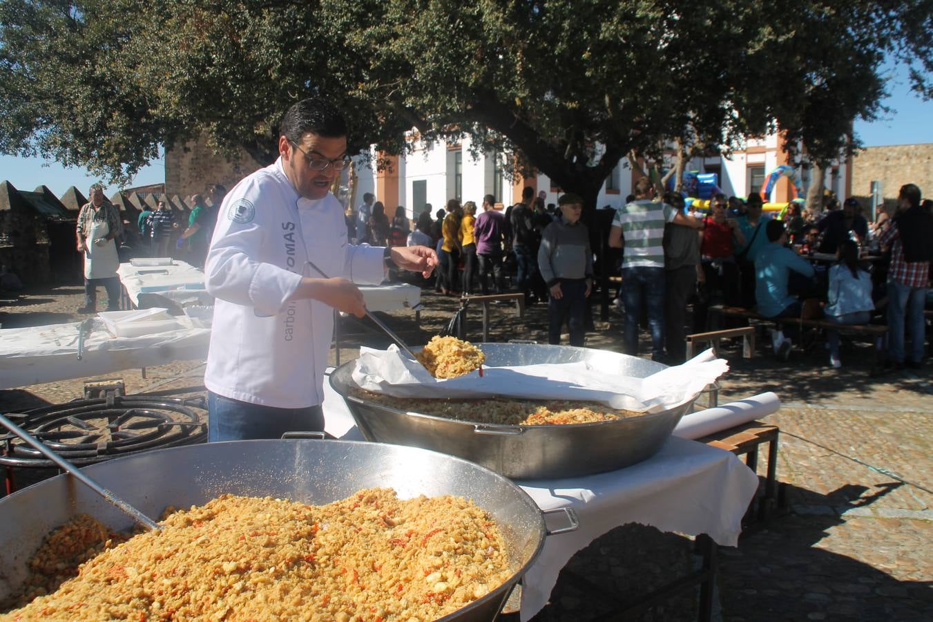 El cocinero jerezano Tomás Carbonero elaborando unas deliciosas migas.
