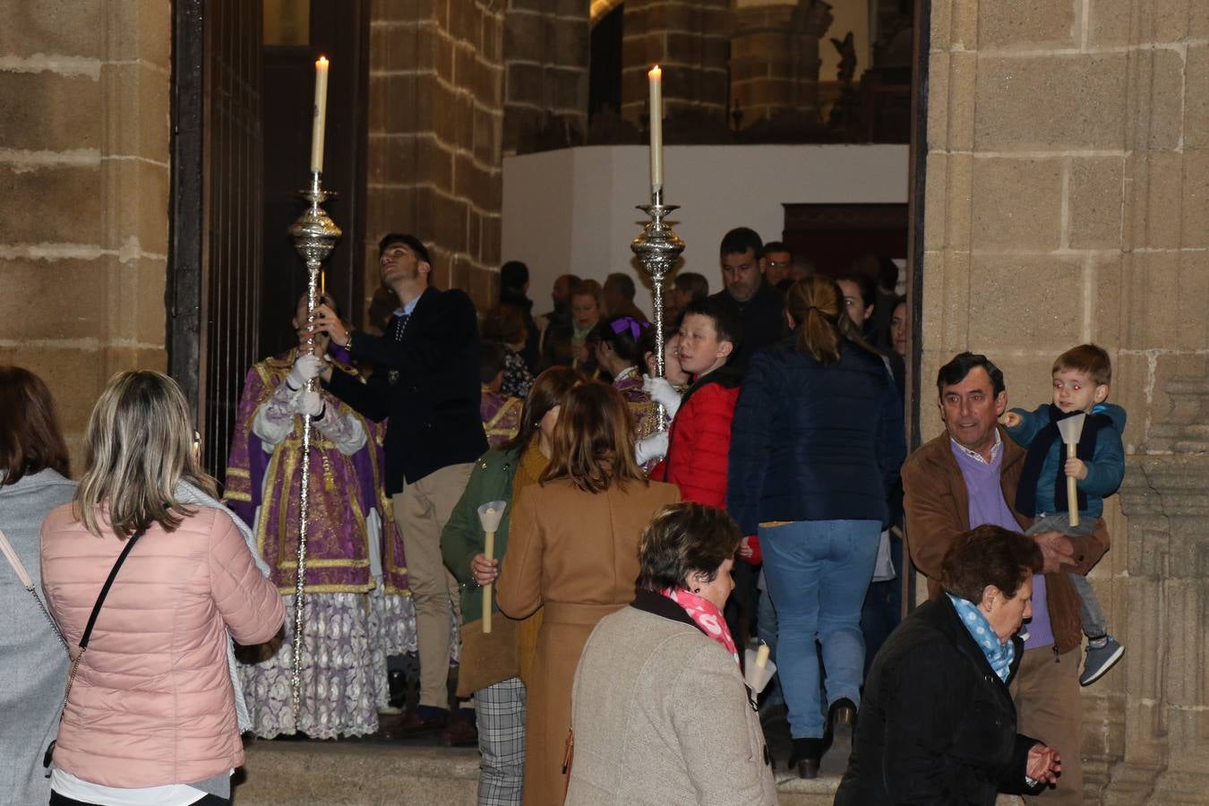 Numerosos fieles acompañaron el traslado desde la iglesia de San Miguel hasta la ermita de Los Mártires.