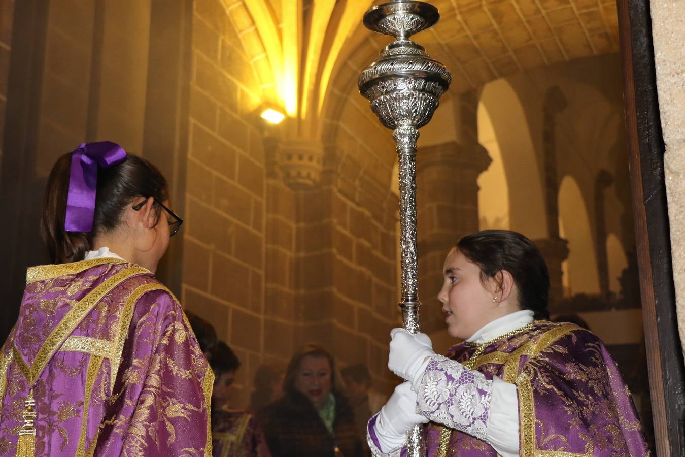 Numerosos fieles acompañaron el traslado desde la iglesia de San Miguel hasta la ermita de Los Mártires.