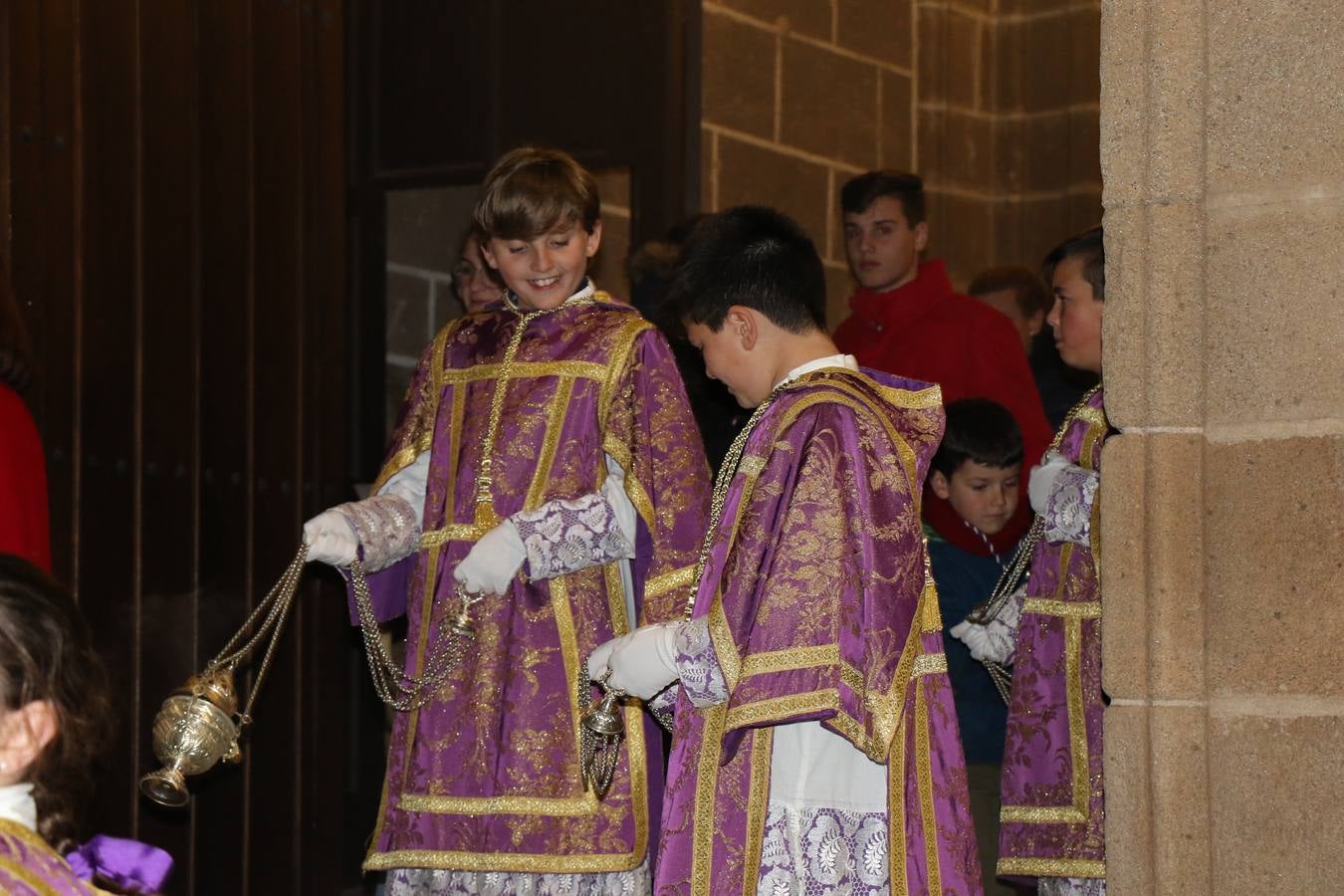 Numerosos fieles acompañaron el traslado desde la iglesia de San Miguel hasta la ermita de Los Mártires.