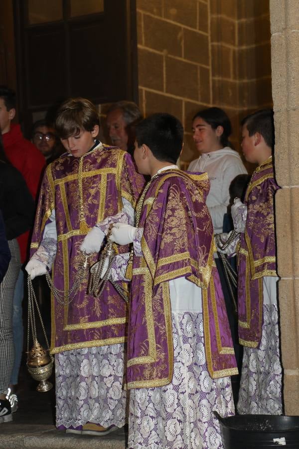 Numerosos fieles acompañaron el traslado desde la iglesia de San Miguel hasta la ermita de Los Mártires.