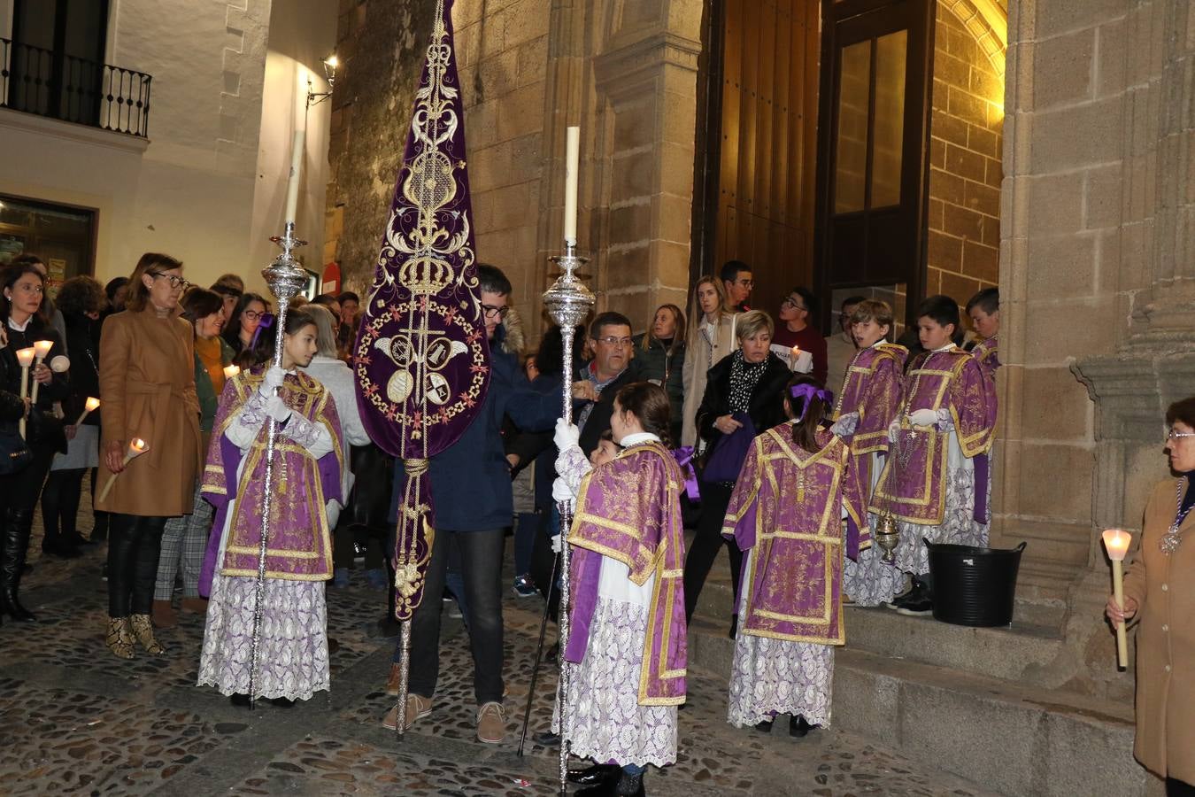 Numerosos fieles acompañaron el traslado desde la iglesia de San Miguel hasta la ermita de Los Mártires.