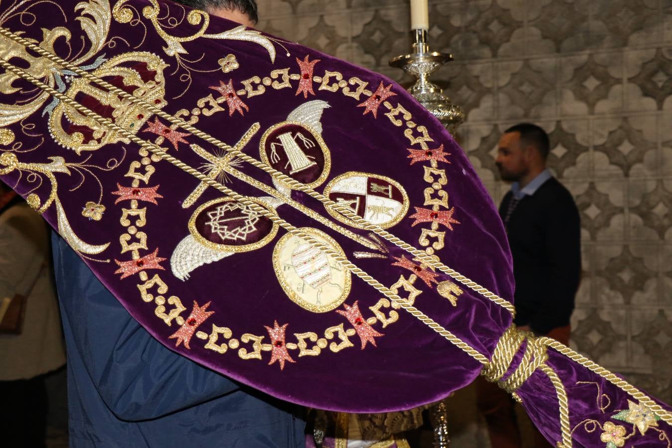 Numerosos fieles acompañaron el traslado desde la iglesia de San Miguel hasta la ermita de Los Mártires.