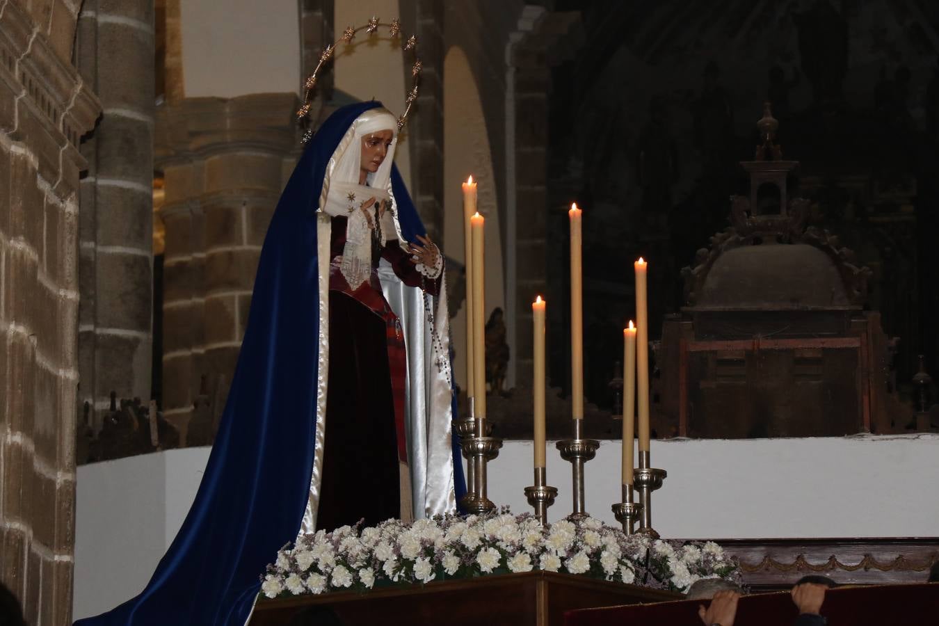 Numerosos fieles acompañaron el traslado desde la iglesia de San Miguel hasta la ermita de Los Mártires.