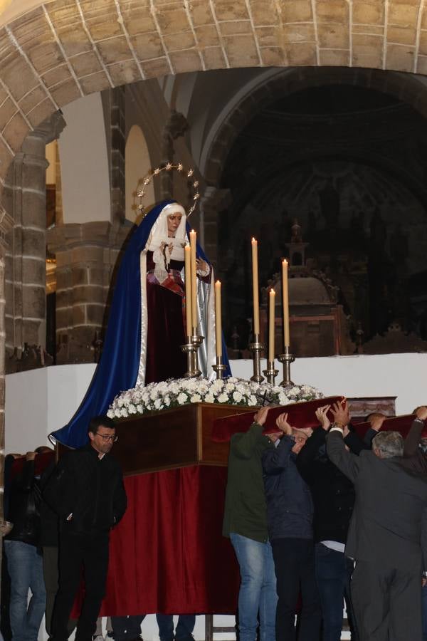 Numerosos fieles acompañaron el traslado desde la iglesia de San Miguel hasta la ermita de Los Mártires.
