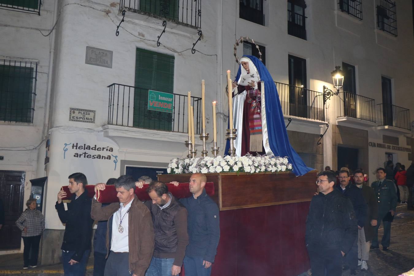 Numerosos fieles acompañaron el traslado desde la iglesia de San Miguel hasta la ermita de Los Mártires.