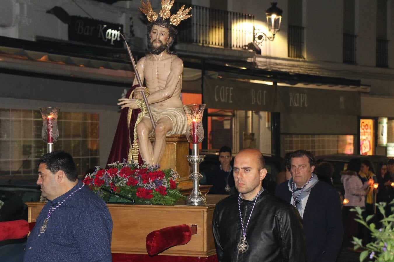 Numerosos fieles acompañaron el traslado desde la iglesia de San Miguel hasta la ermita de Los Mártires.
