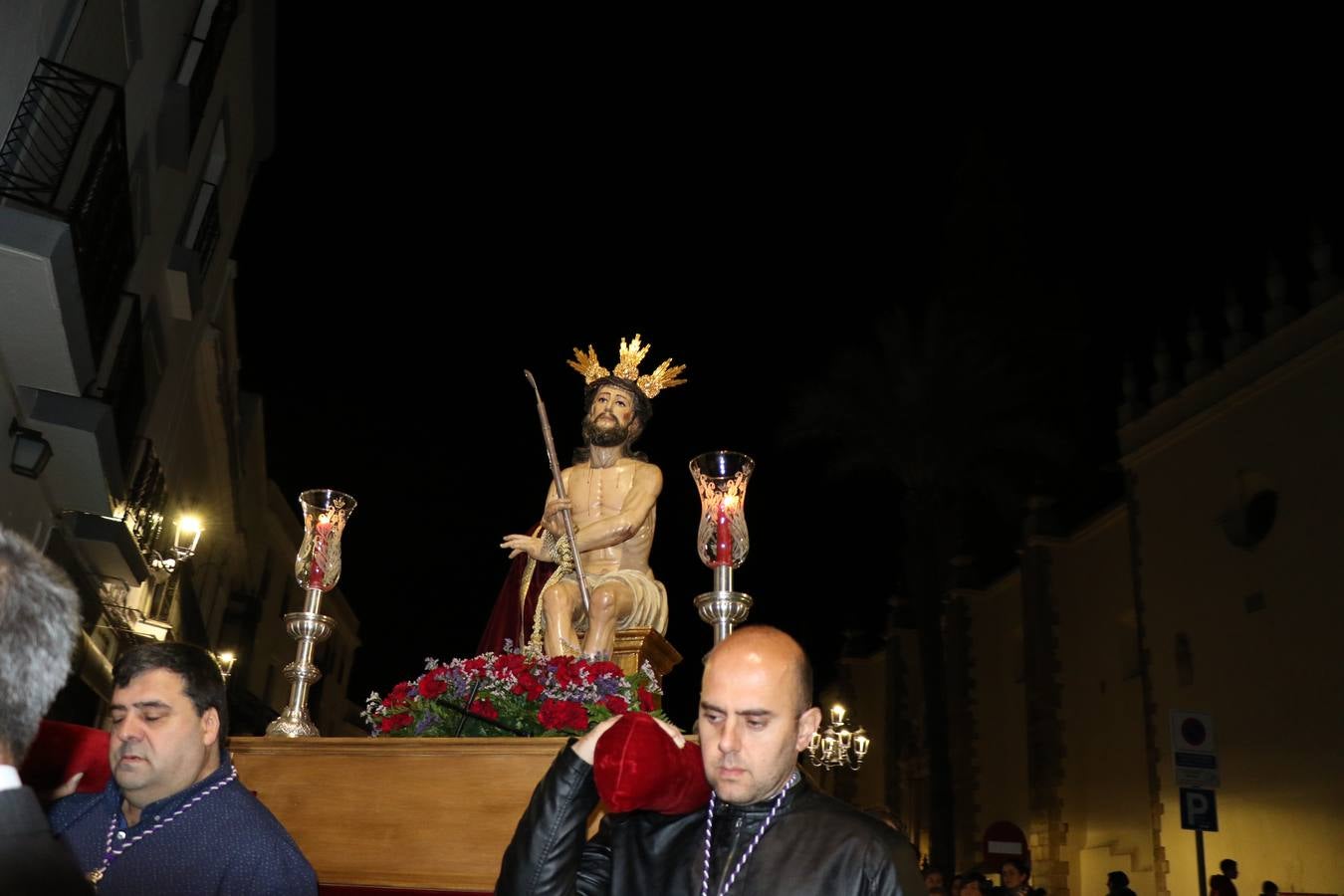 Numerosos fieles acompañaron el traslado desde la iglesia de San Miguel hasta la ermita de Los Mártires.