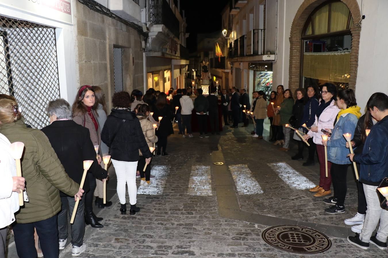 Numerosos fieles acompañaron el traslado desde la iglesia de San Miguel hasta la ermita de Los Mártires.