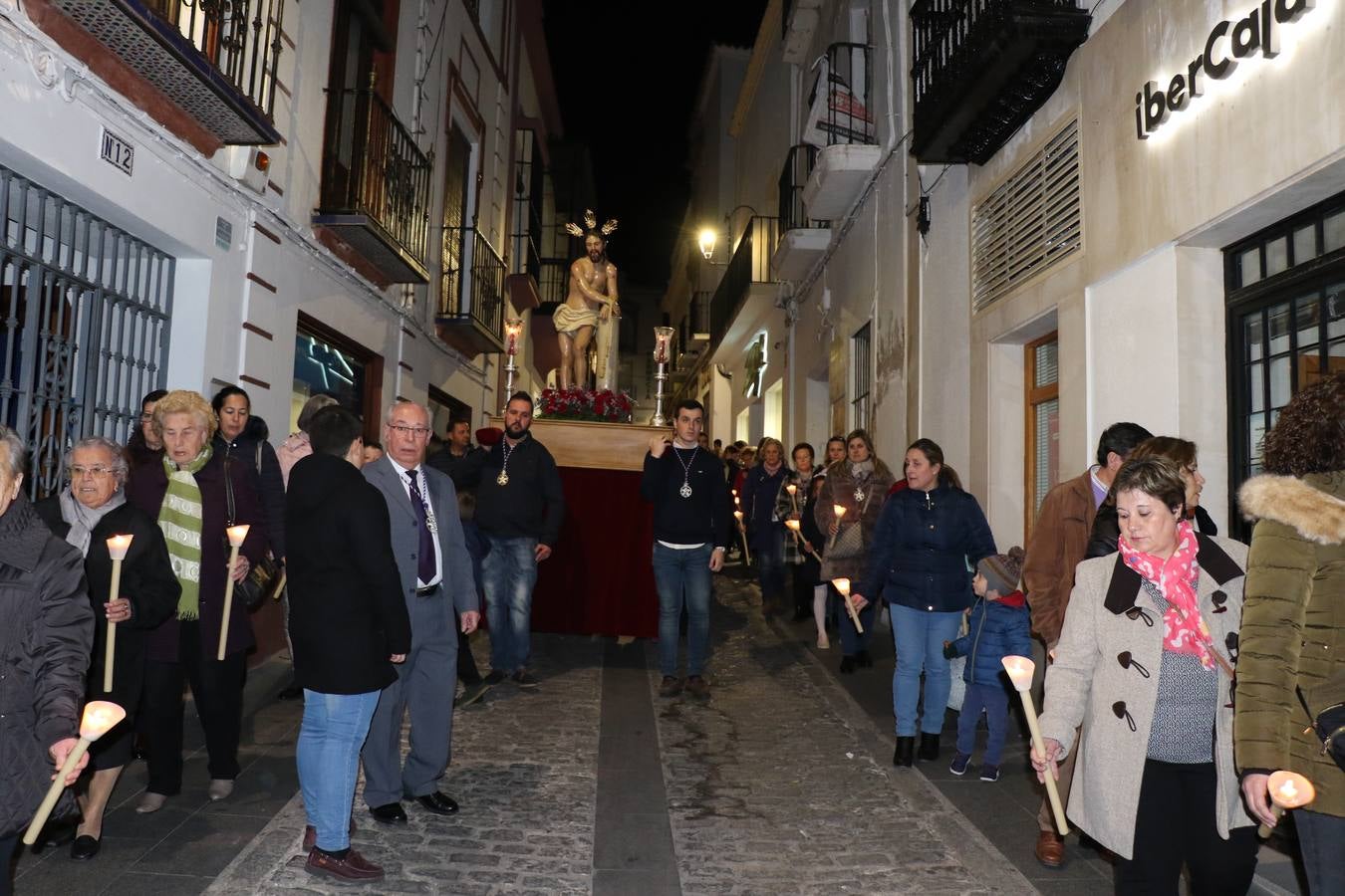 Numerosos fieles acompañaron el traslado desde la iglesia de San Miguel hasta la ermita de Los Mártires.