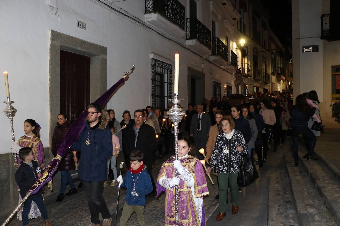 Numerosos fieles acompañaron el traslado desde la iglesia de San Miguel hasta la ermita de Los Mártires.