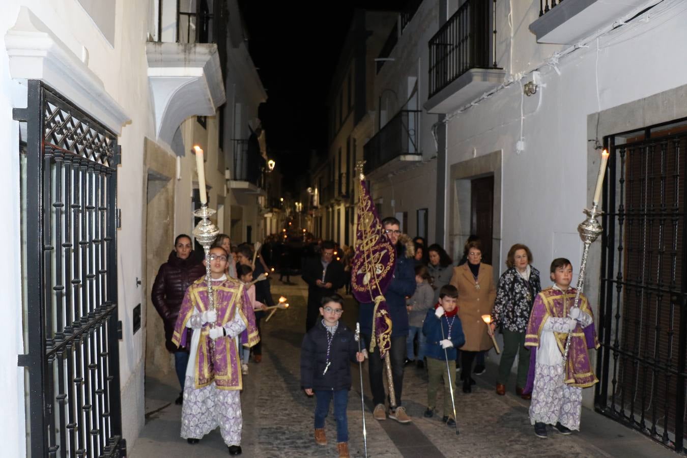 Numerosos fieles acompañaron el traslado desde la iglesia de San Miguel hasta la ermita de Los Mártires.