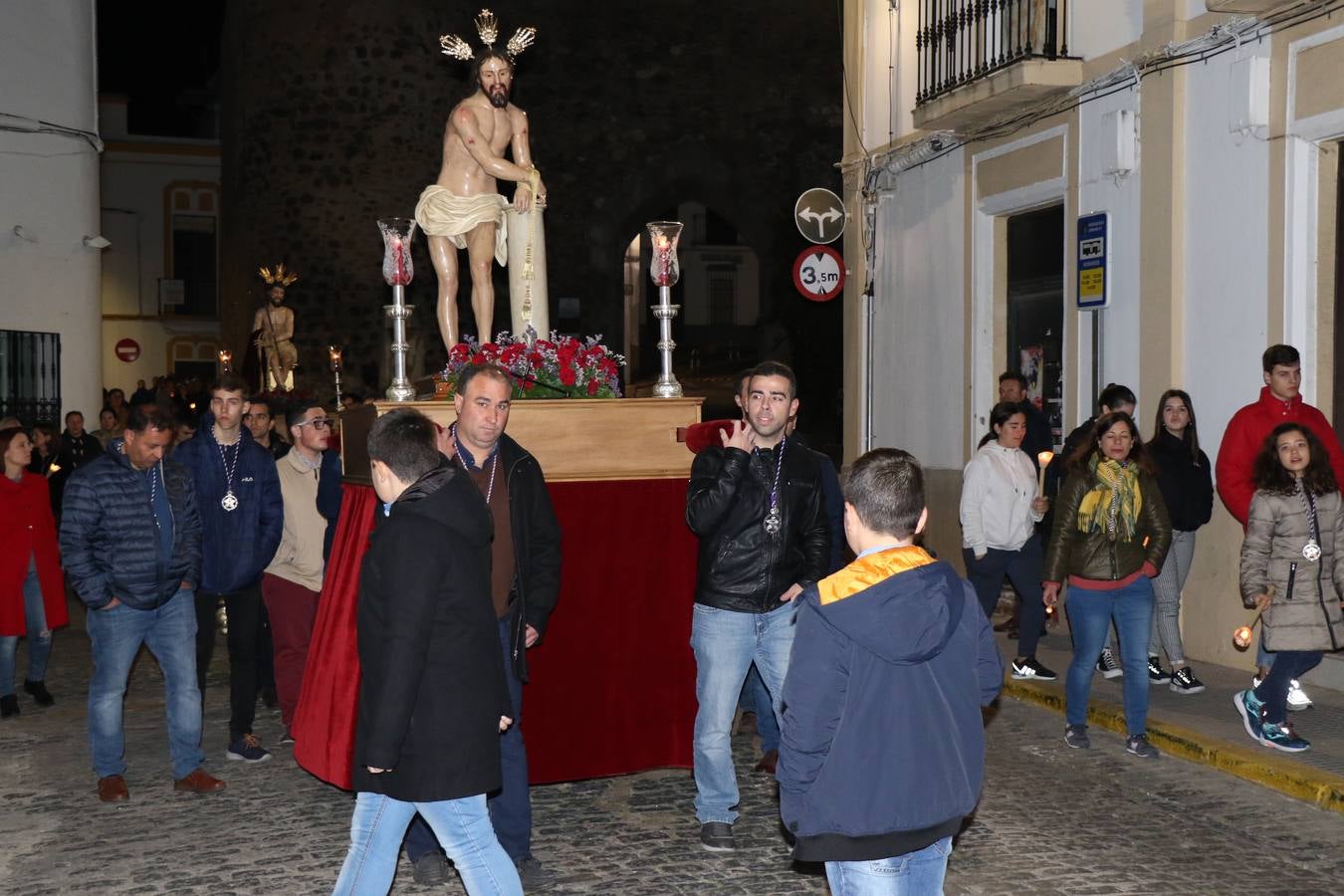 Numerosos fieles acompañaron el traslado desde la iglesia de San Miguel hasta la ermita de Los Mártires.
