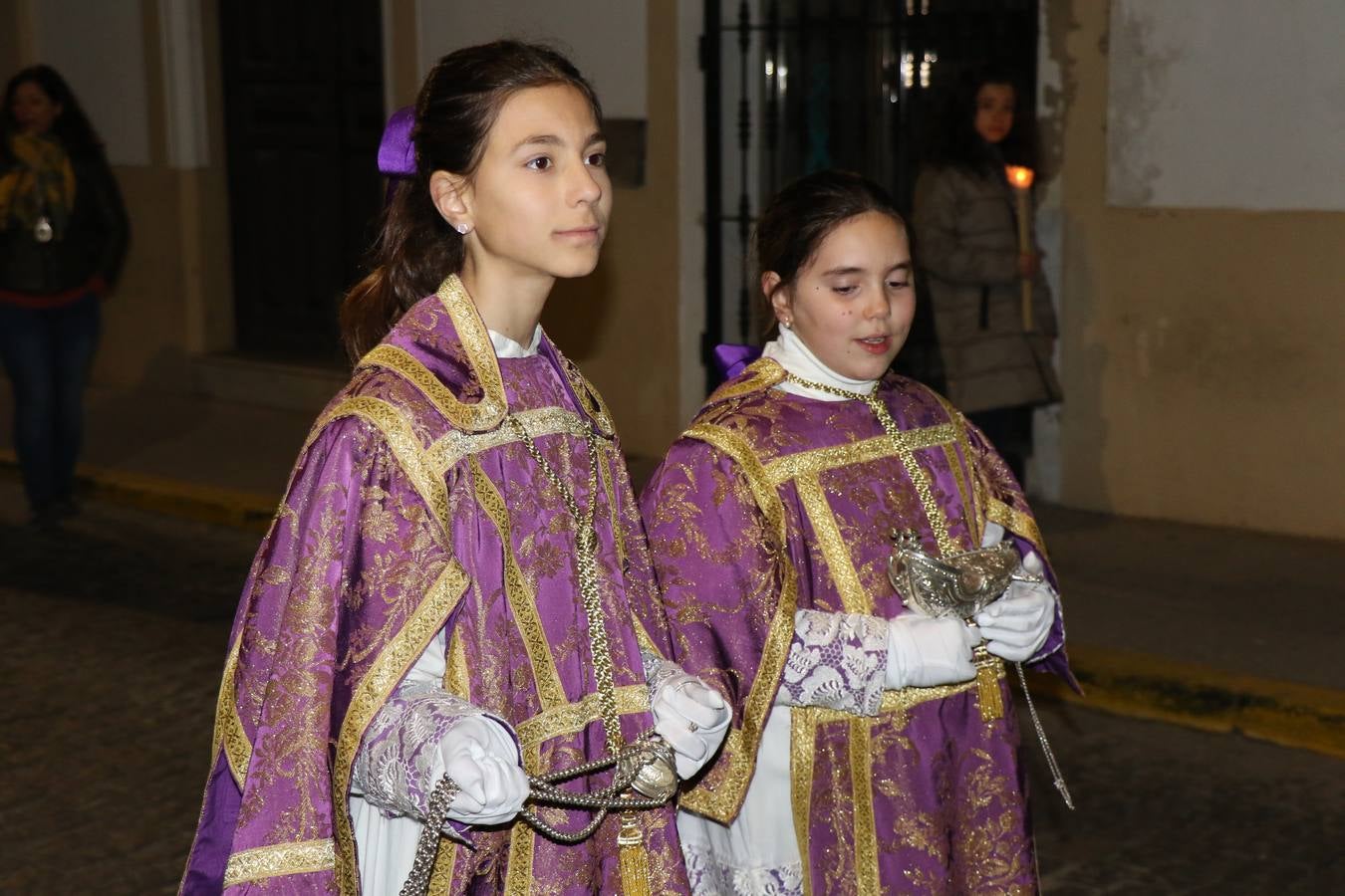 Numerosos fieles acompañaron el traslado desde la iglesia de San Miguel hasta la ermita de Los Mártires.