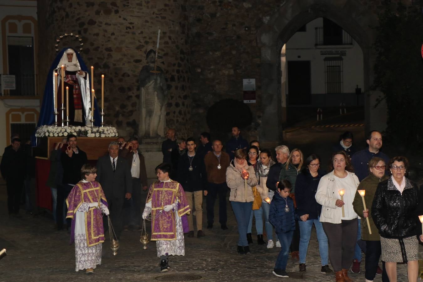 Numerosos fieles acompañaron el traslado desde la iglesia de San Miguel hasta la ermita de Los Mártires.