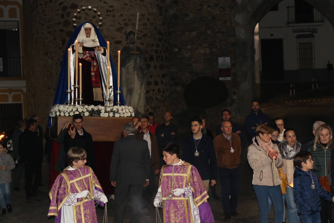 Numerosos fieles acompañaron el traslado desde la iglesia de San Miguel hasta la ermita de Los Mártires.
