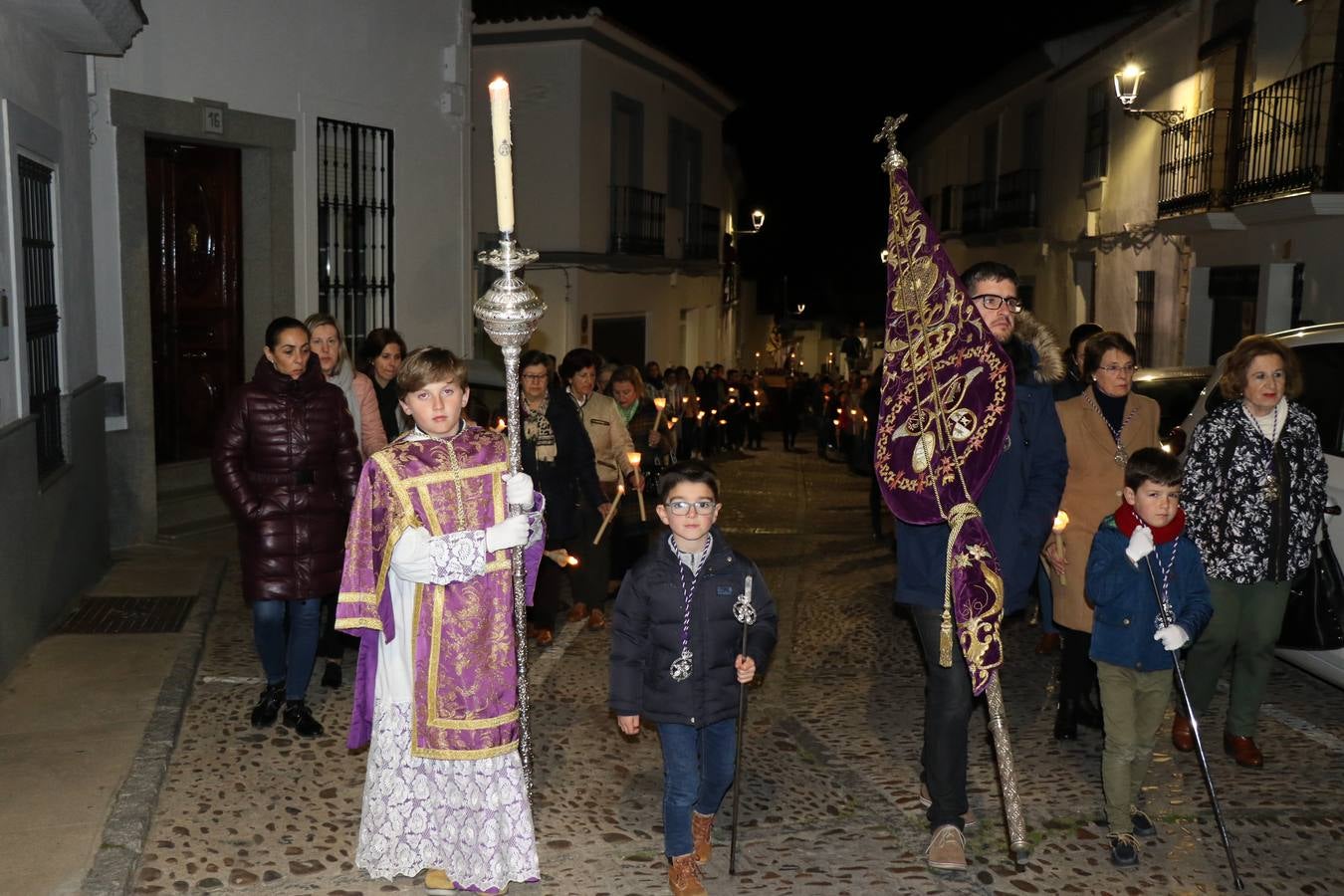 Numerosos fieles acompañaron el traslado desde la iglesia de San Miguel hasta la ermita de Los Mártires.
