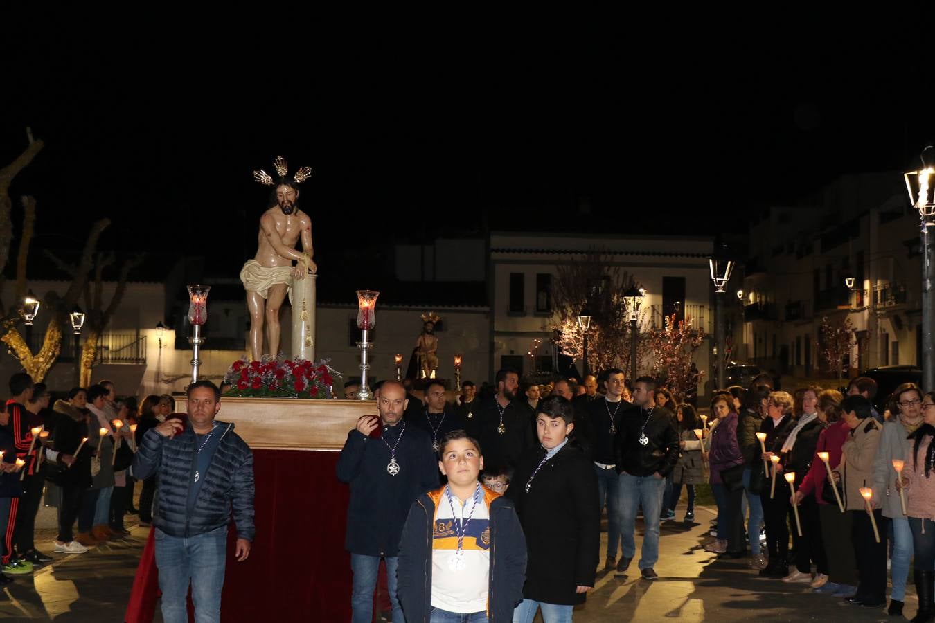Numerosos fieles acompañaron el traslado desde la iglesia de San Miguel hasta la ermita de Los Mártires.