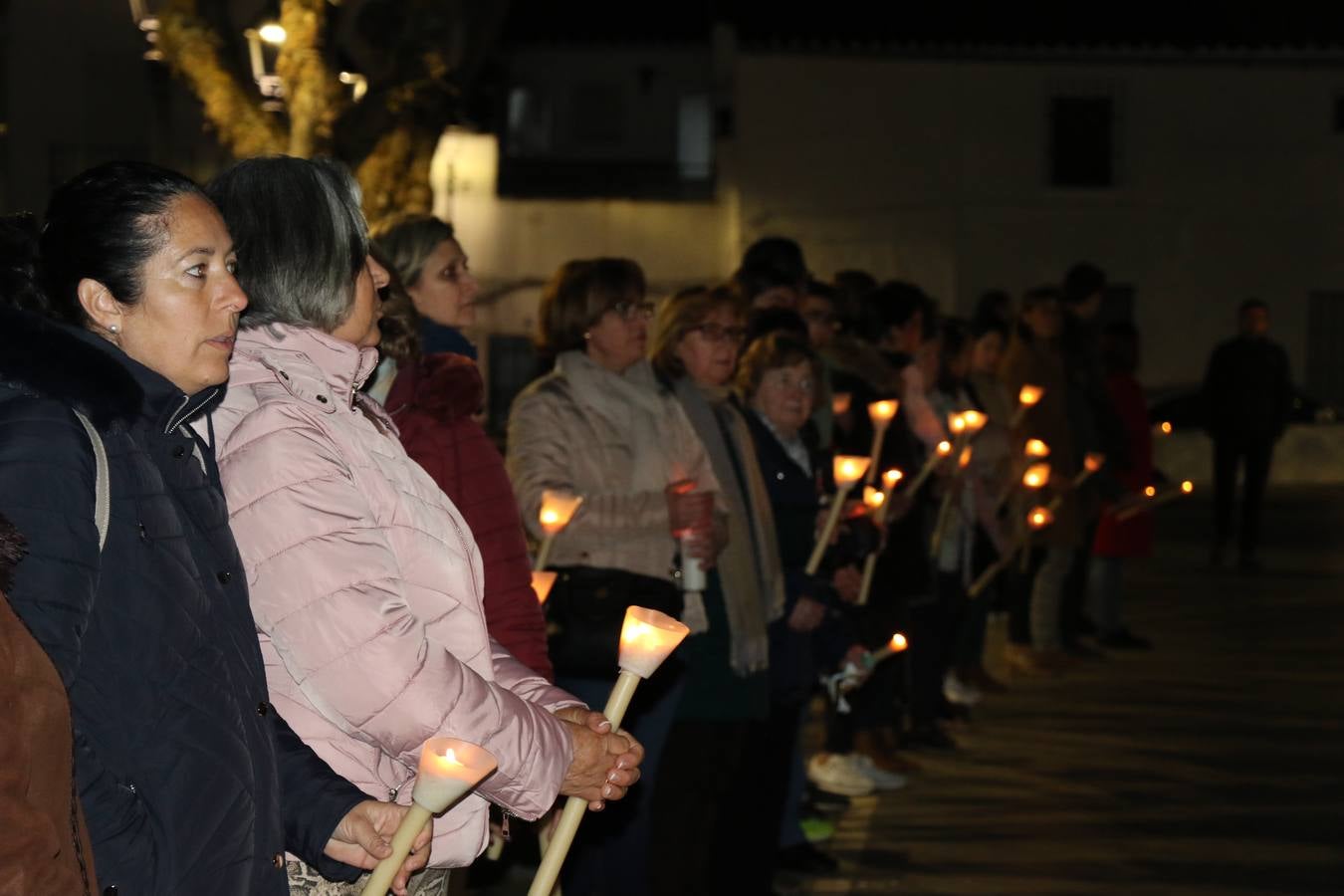 Numerosos fieles acompañaron el traslado desde la iglesia de San Miguel hasta la ermita de Los Mártires.