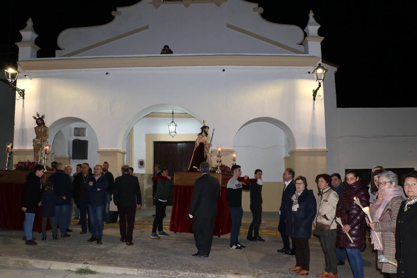 Numerosos fieles acompañaron el traslado desde la iglesia de San Miguel hasta la ermita de Los Mártires.