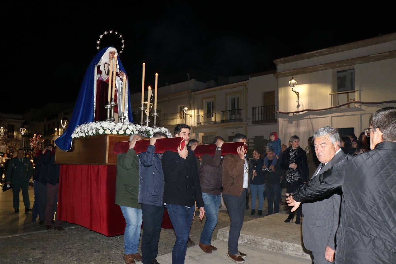 Numerosos fieles acompañaron el traslado desde la iglesia de San Miguel hasta la ermita de Los Mártires.