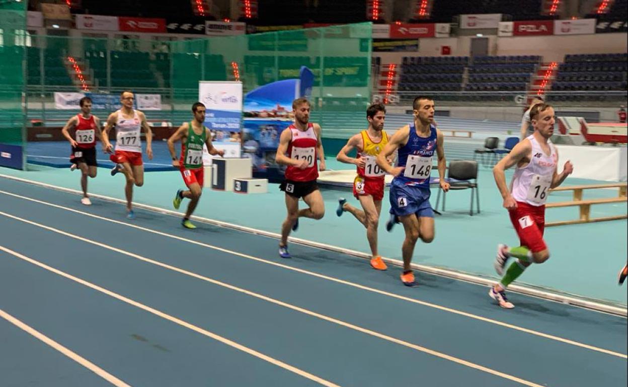 Manuel Gómez, tercero en la imagen, durante una de las carreras.