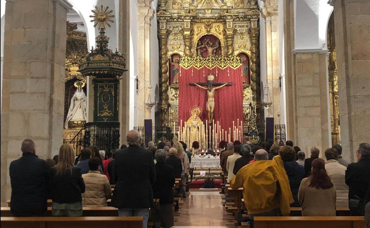 Fieles en la celebración del primer día del Quinario.