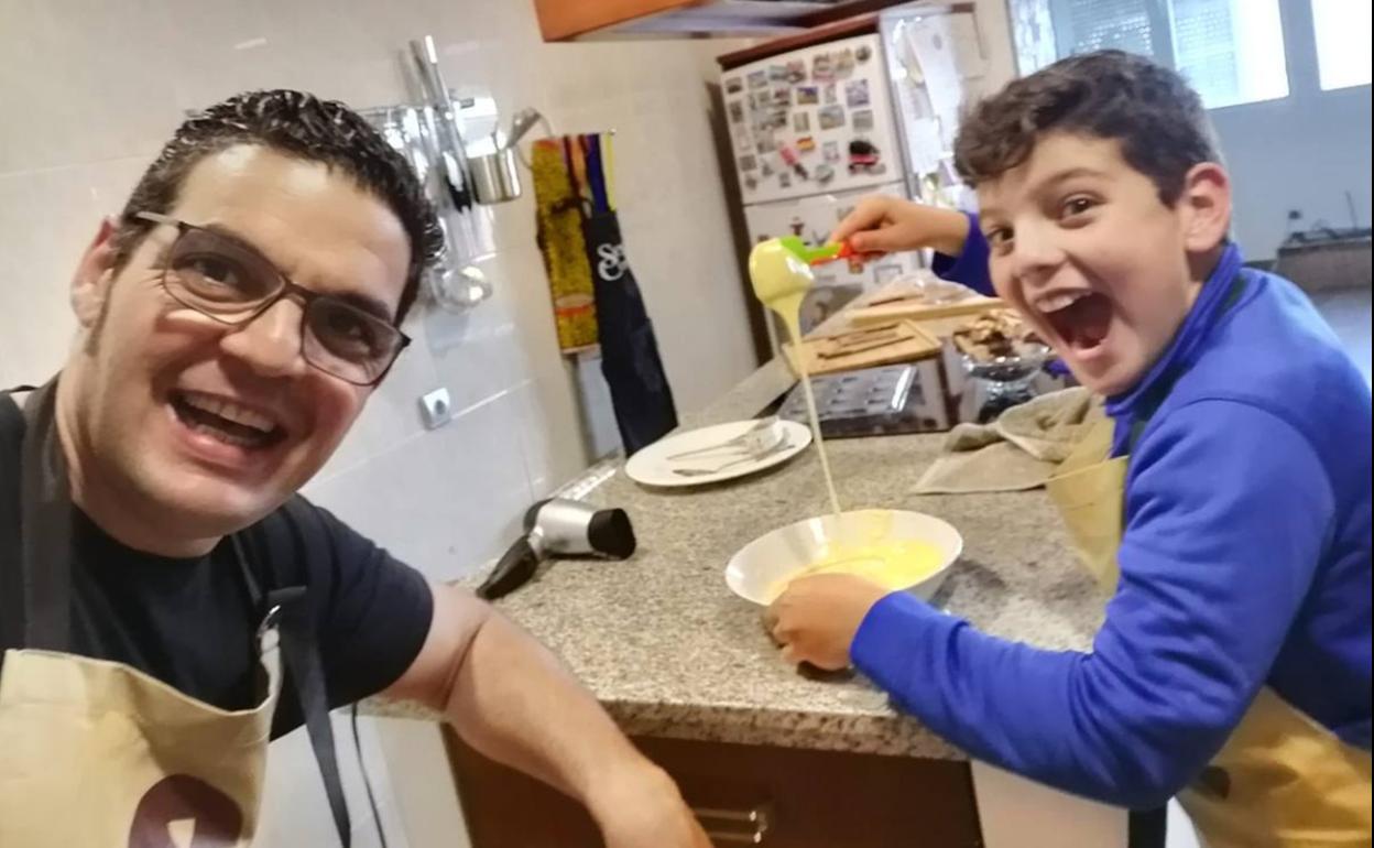 Tomás Carbonero abre la cocina de su casa para enseñar recetas tradicionales y técnicas