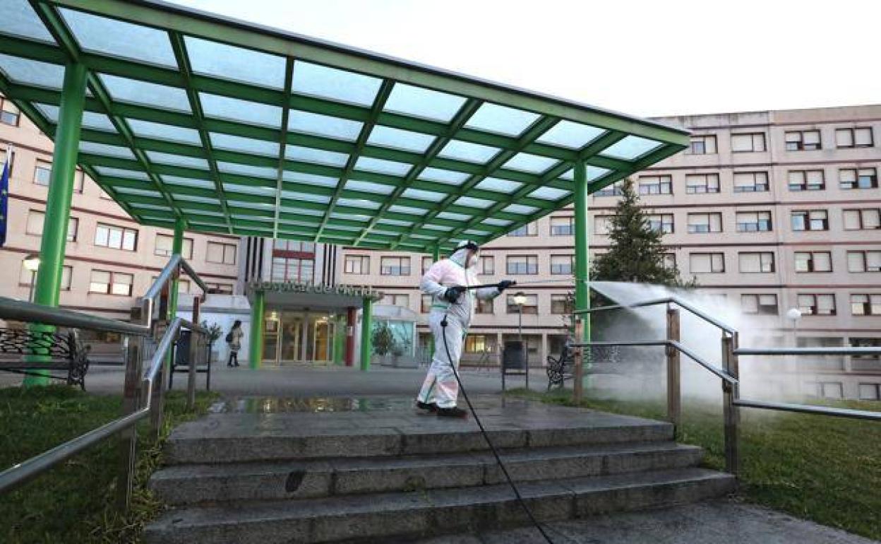 Operarios desinfectando el Hospital de Mérida días atrás.