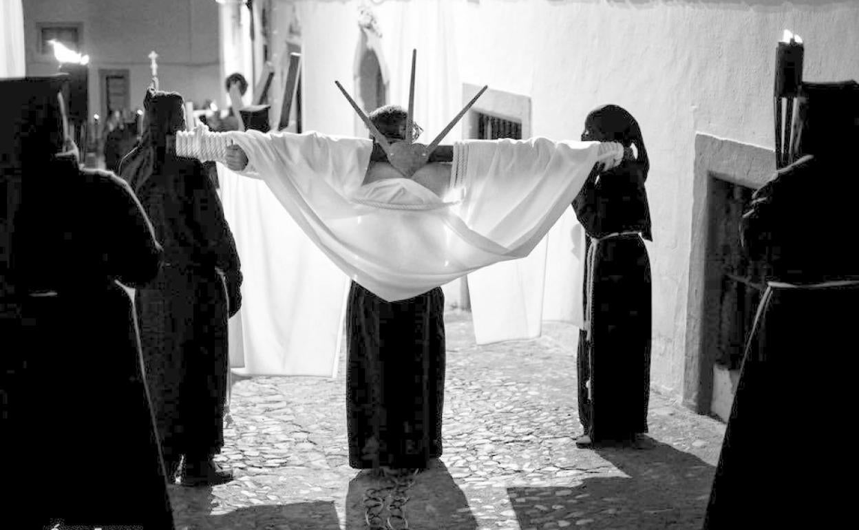 'Empalao' junto a sus cirineos. 