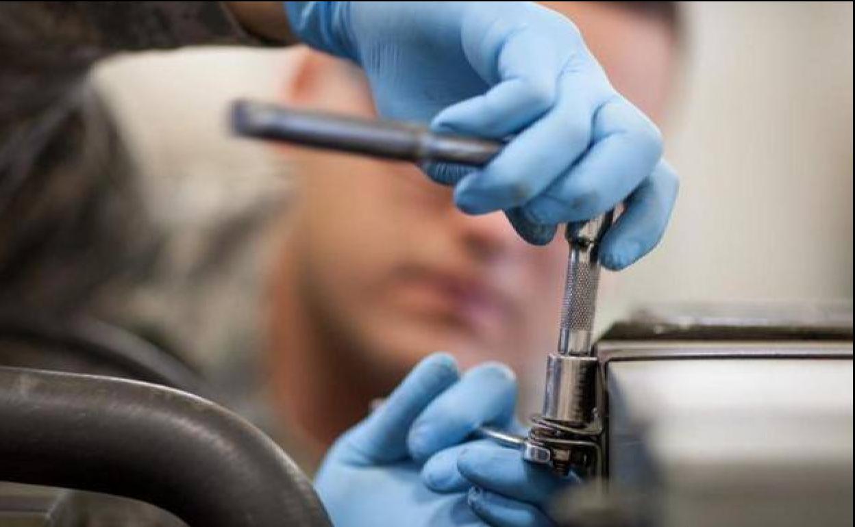 Los sanitarios desaconsejan el uso generalizado de guantes y la toma de temperatura