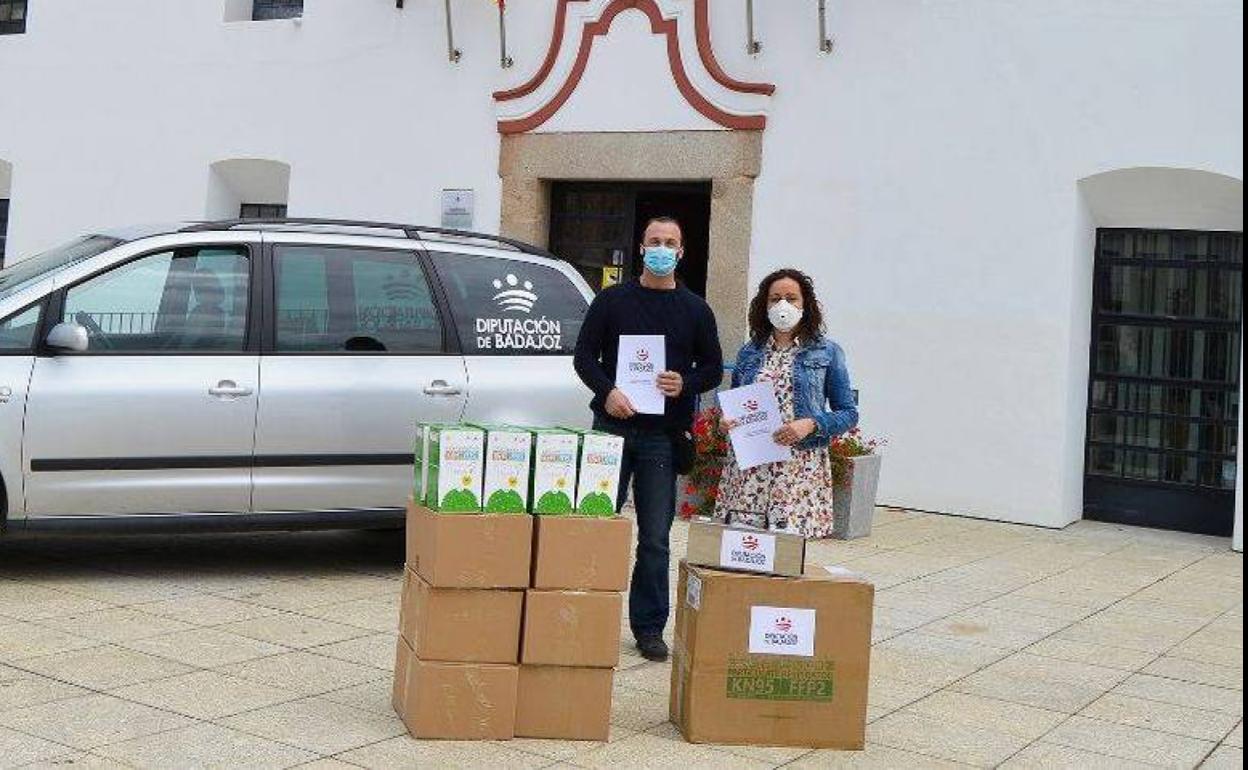 La vicepresidenta segunda de la Diputación de Badajoz, Virginia Borrallo, ha entregado hoy el material al alcalde de Jerez de los Caballeros, Juan Carlos Santana.