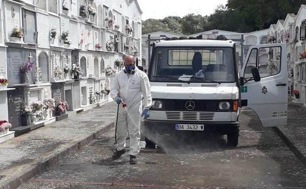 Labores de desinfección en el cementerio, esta semana.