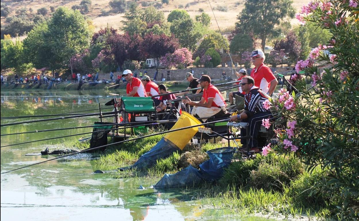 Pescadores participando en el Concurso, ya al amanecer, en el entorno de la Charca de la Albuera.