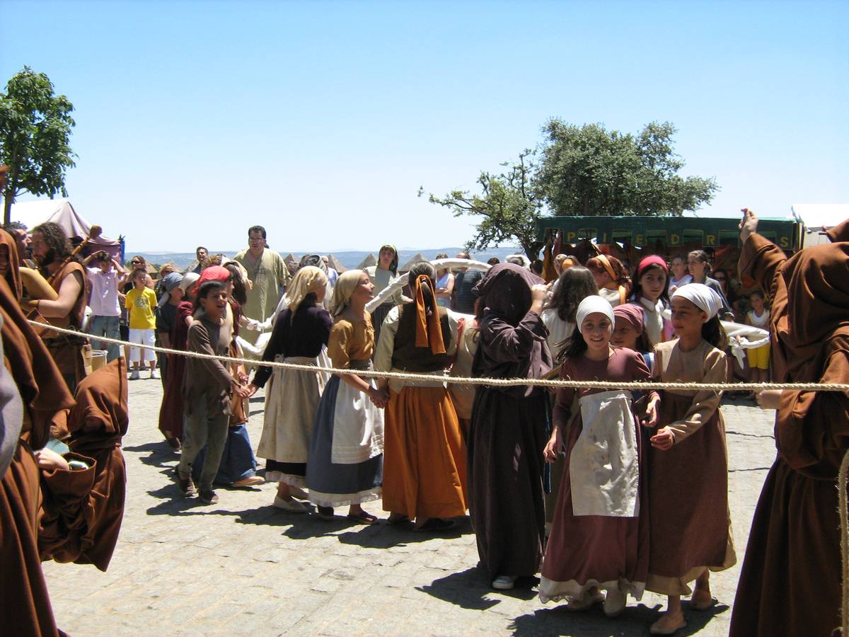 Escena de animación de calle en la fortaleza templaria.