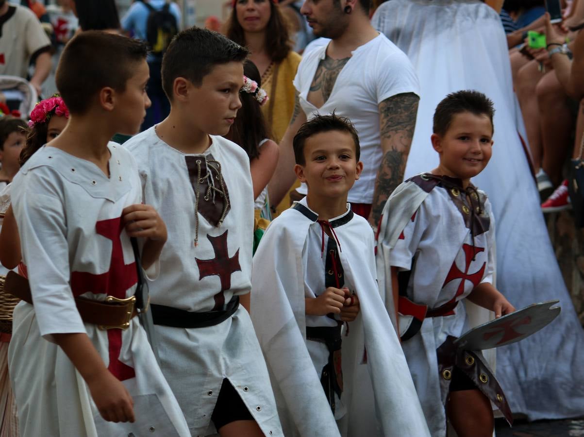 Escena de animación de calle en la fortaleza templaria.