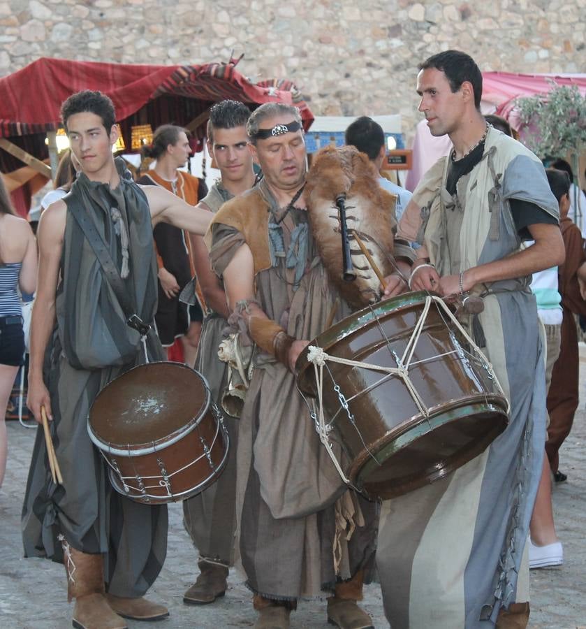 Escena de animación de calle en la fortaleza templaria.
