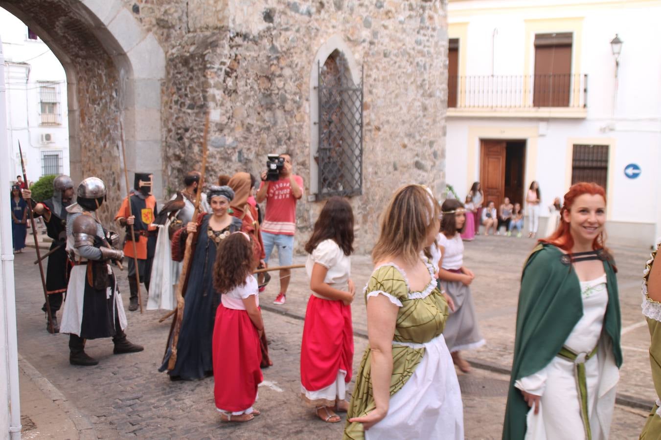 Escena de animación de calle en la fortaleza templaria.