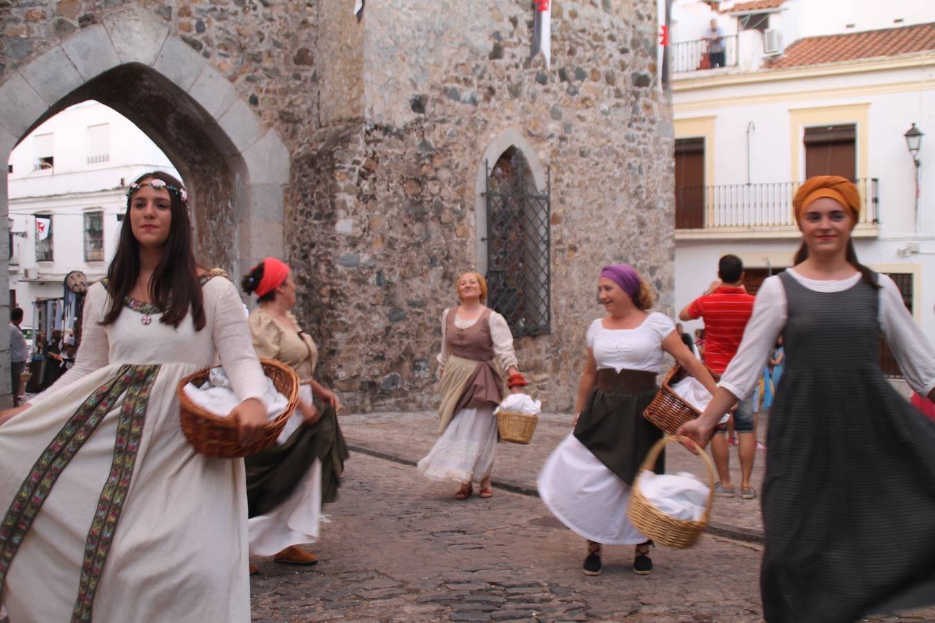 Escena de animación de calle en la fortaleza templaria.