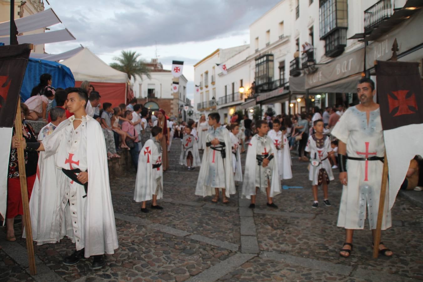 Escena de animación de calle en la fortaleza templaria.
