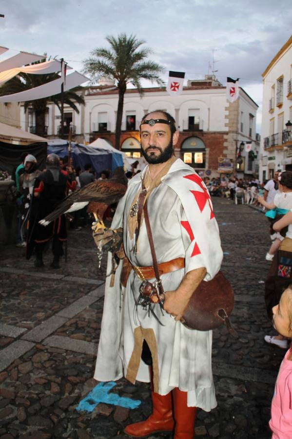 Escena de animación de calle en la fortaleza templaria.
