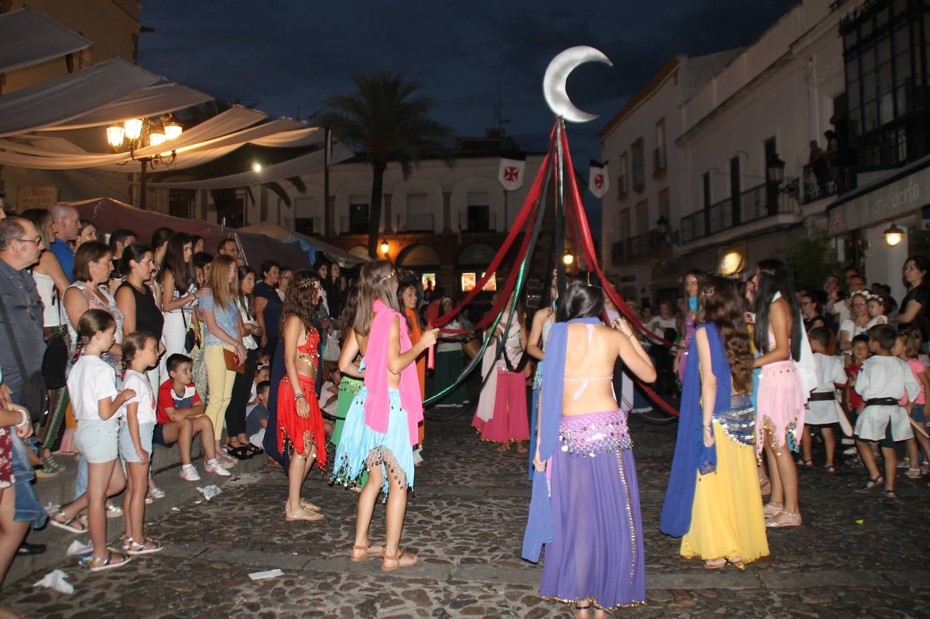 Escena de animación de calle en la fortaleza templaria.