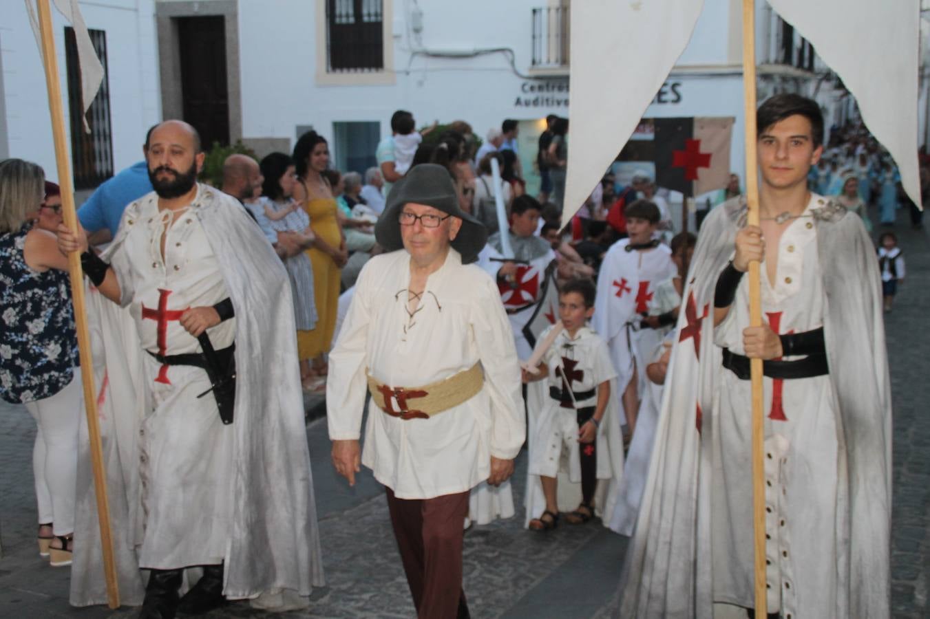 Escena de animación de calle en la fortaleza templaria.