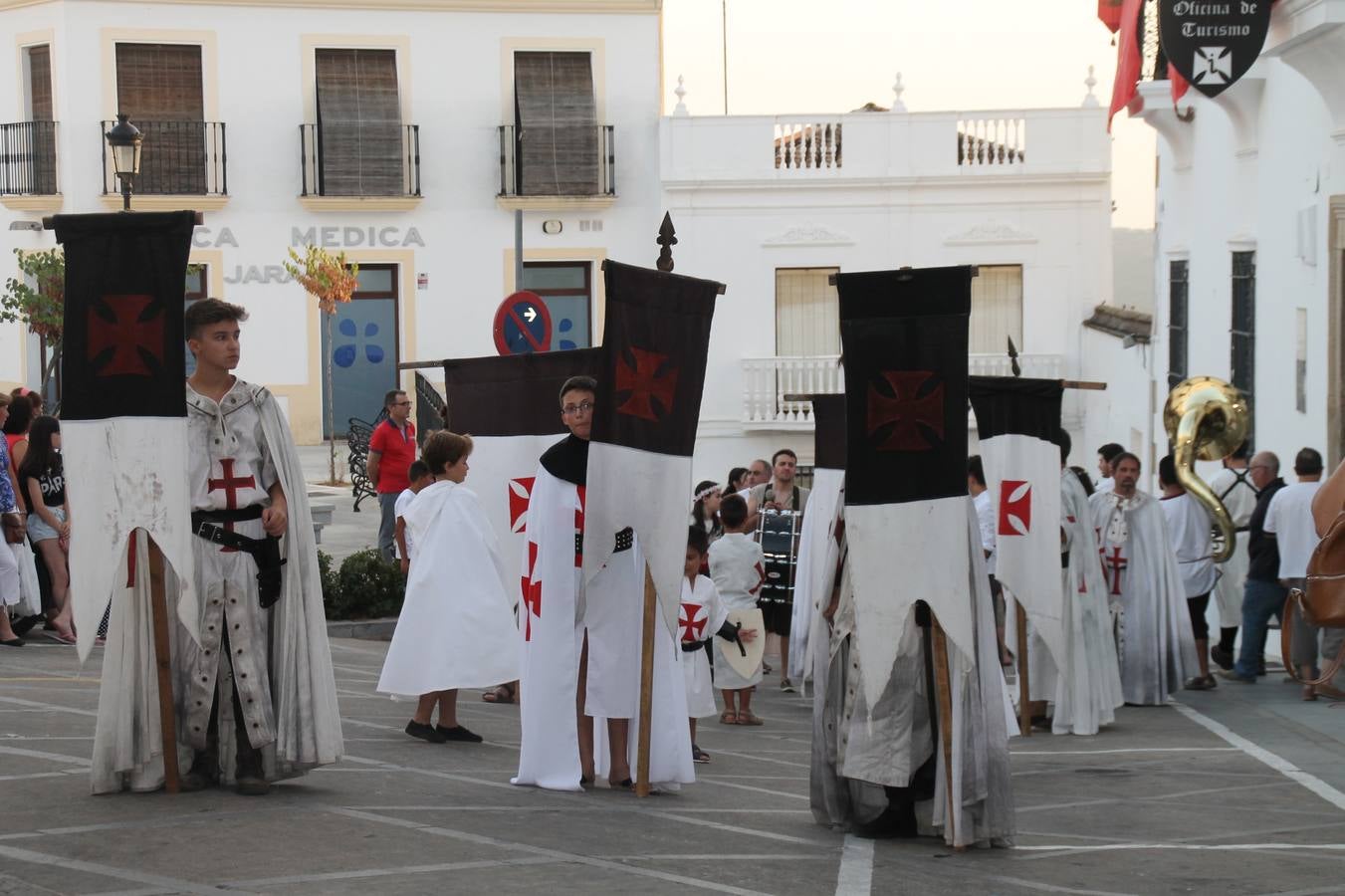 Escena de animación de calle en la fortaleza templaria.