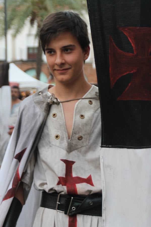 Escena de animación de calle en la fortaleza templaria.