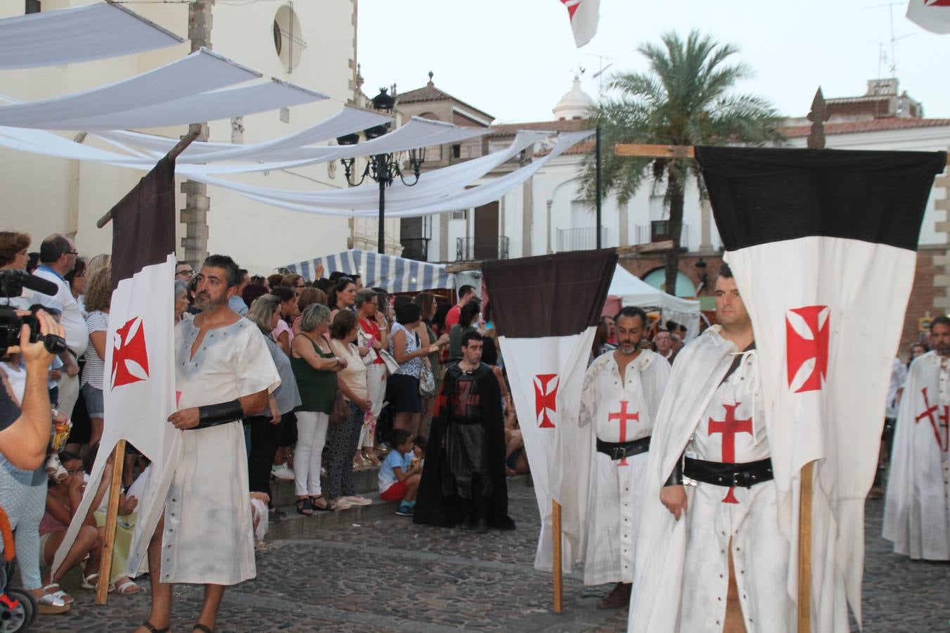 Escena de animación de calle en la fortaleza templaria.